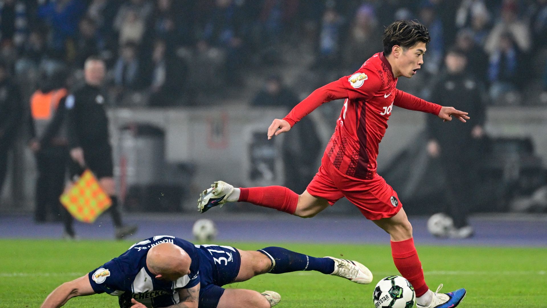 鈴木唯人が先制点＆PK成功！フライブルクがポカール4強入り | Goal.com